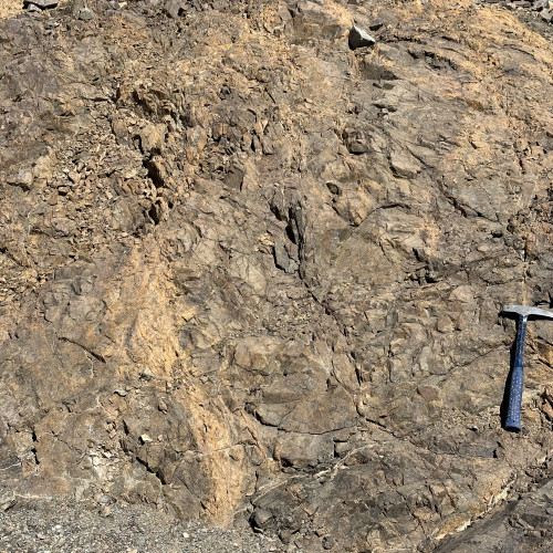 Very fractured rock with polydirectional veinlets, silicified and abundant limonite.